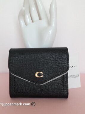 COACH Wyn Crossgrain Leather Small Leather Wallet- Black color 🎈$89. ⭐